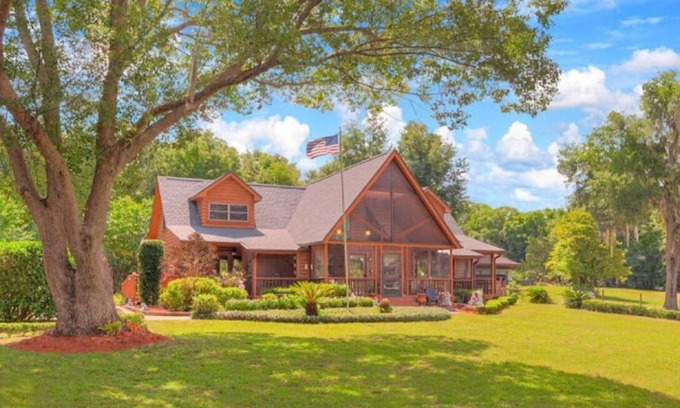 Lake Helen Apartment | Relaxing Cabin Retreat in the Island Room at the Cabin On The Lake!