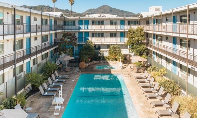 Corte Madera House | Relaxing Couples’ Getaway | Poolside | Near Sausalito | Free Parking | BBQ Area