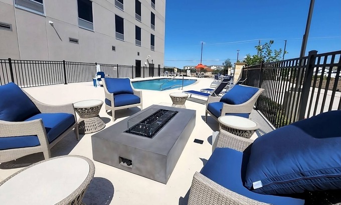 Pflugerville House | Relaxing Family Rooms | 3 Units | Free Parking
