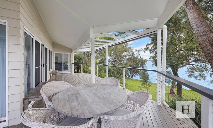 Summerland Point House | Relaxing Getaway - 3 Bed Waterfront Cottage