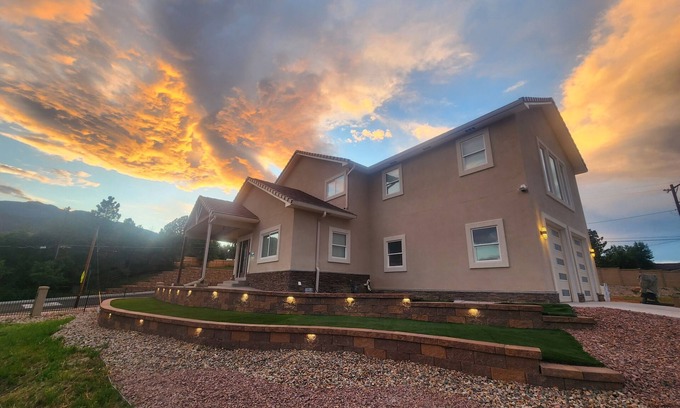 Skyway House | Relaxing Home away from home, 7 BRs/8 Beds/Sleeps14