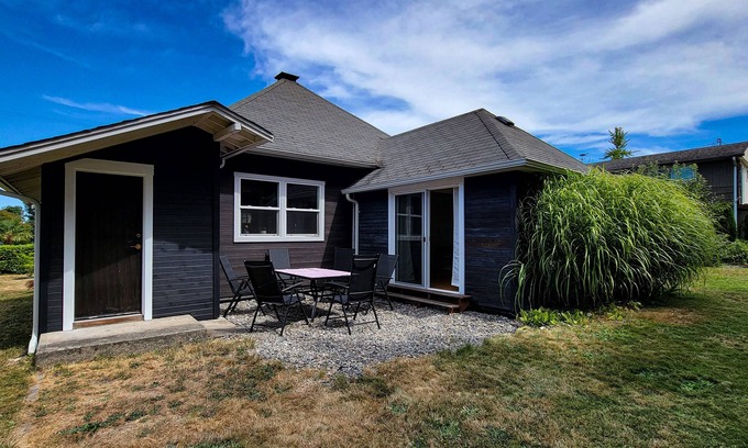 Kennydale House | Relaxing in Renton | Charming home, effortless indoor/outdoor flow, EV charger
