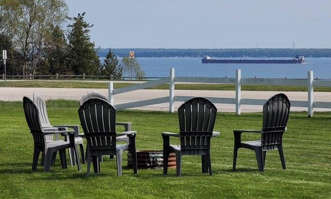 St Ignace House | Relaxing Lake View Home, Pet Friendly, Central Location. Close to Ferries!