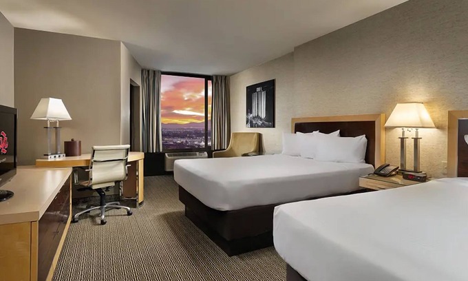 Downtown Las Vegas Hotel | Relaxing Location and Accommodation! Free Parking, Pool, Near Neon Museum