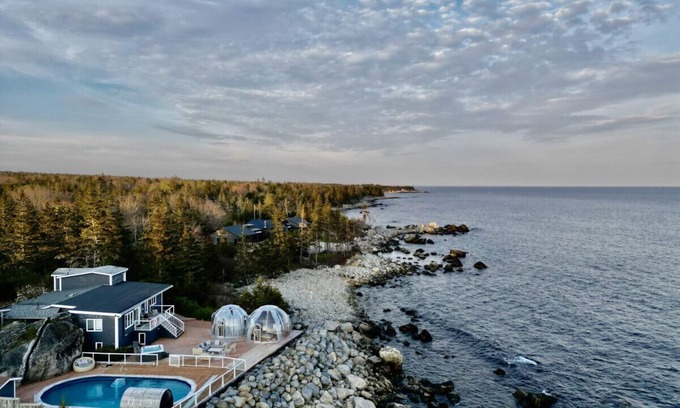Hunts Point Cottage | Relaxing Oceanfront Retreat . Hot tub -sauna-pool-clear domes-private