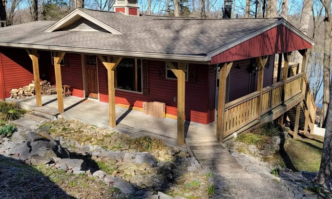 Fountain Run Cabin | Relaxing on lake time
