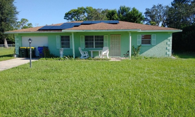 Sebring House | Relaxing, quiet getaway 2-bedroom house in Sebring