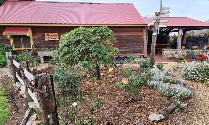 Normanville Cottage | Relaxing romantic cottage getaway with a 5 minute walk to beach and cafes
