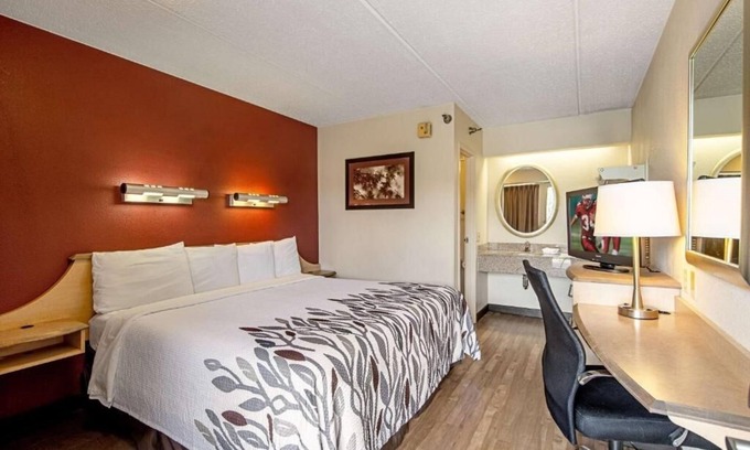Canton House | Relaxing Room Near Akron-Canton Airport, Ideal for Travelers on the Go