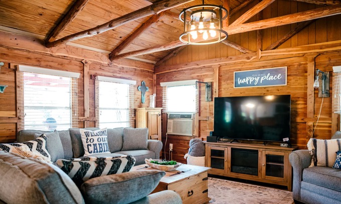 La Grange Cabin | Relaxing, Rustic Cabin on the Lake
