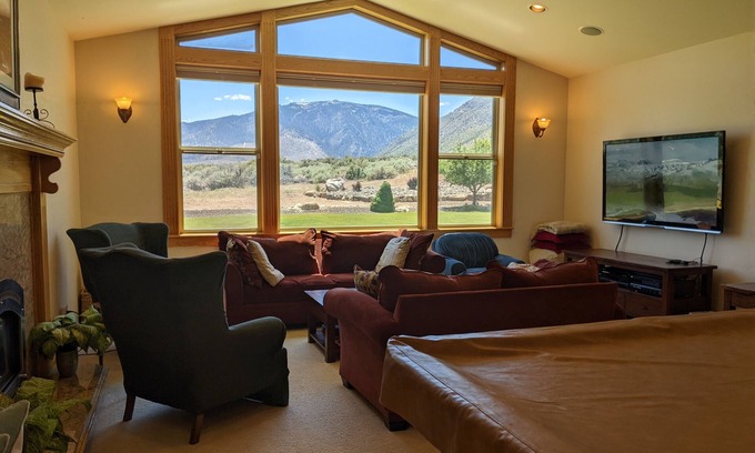 Mesa Vista House | Relaxing Sierra Sunrise Family Getaway w/EV Level 2 Charger - 4 bdrm 3 1/2 bath