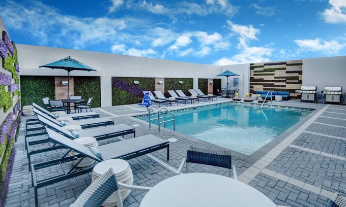 Flagami Hotel | Relaxing Suites near Miami Airport | 3 Units | Pool & Spacious Suites