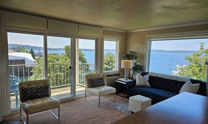Moss Bay Condo | Relaxing View and Walking Distance to downtown Kirkland! Easy freeway access.
