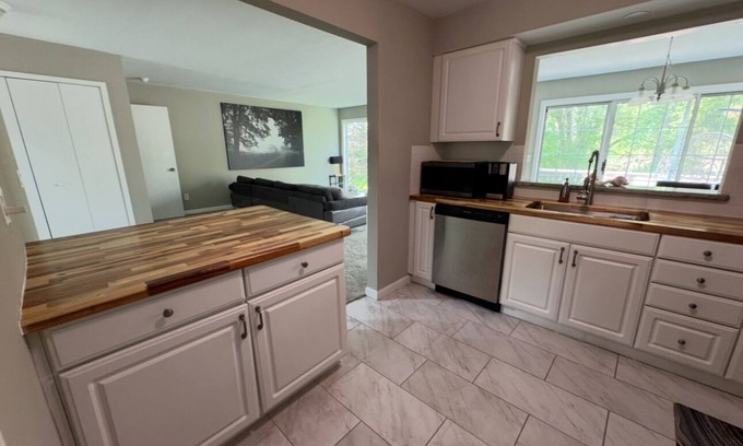 Walled Lake Condo | Relaxing Walled Lake Condo Near the Beach
