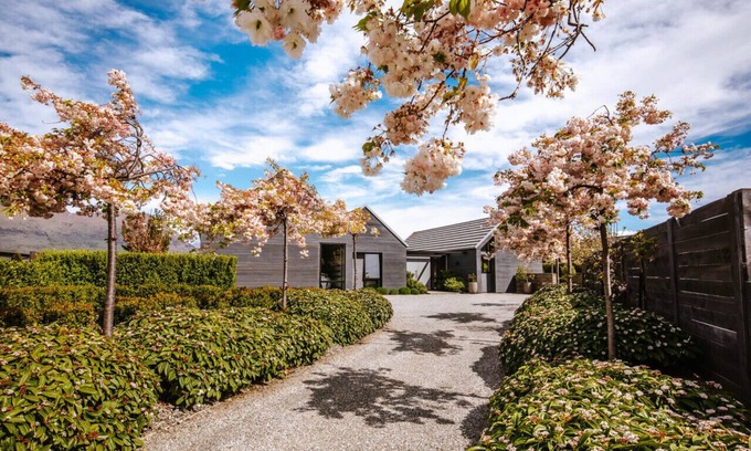 Wanaka House | Release NZ - Black Peak View