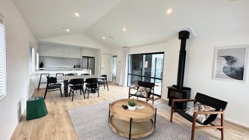 Kawarau Falls House | Remarkable Stay with Mountain View’s