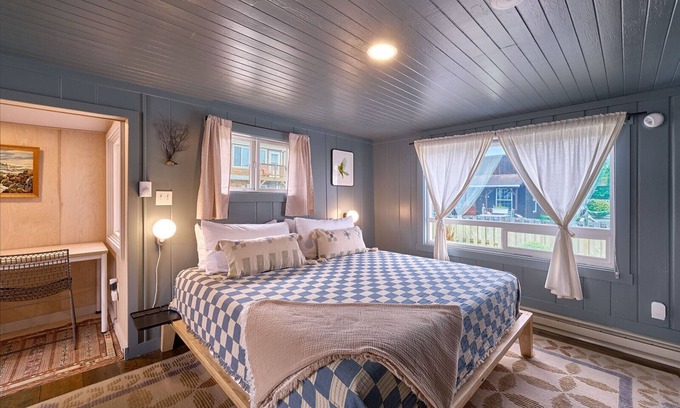 Long Beach House | Remodeled | Downtown Long Beach | Discovery Trail (The Nest)