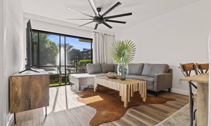 Park Shore Condo | REMODELED LESS THAN 5 MINTUES FROM THE BEACH!