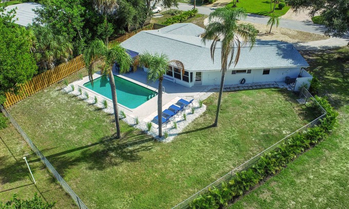 South Sarasota House | Remodeled Mid-Century Pool Home Close To Beaches and Downtown