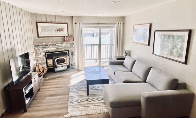 Mammoth Lakes Condo | Remodeled Nov ‘22 Cozy Mammoth Condo - Walking Distance to Canyon Lodge