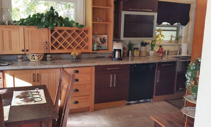 Downtown Klamath Falls House | Remodeled❤️Smarthouse 2 Kings | Jetted Tub | BBQ, Firepit, Patio Set, Fenced Yar