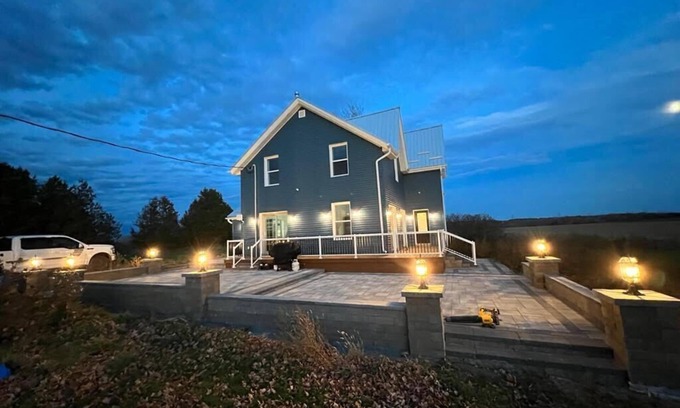 Brock House | Remote & peaceful 3BR/2BA Luxury Getaway on a remote farm 10 min to DT Beaverton
