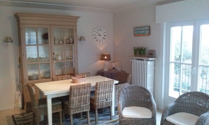 Albertstrand Apartment | Renewed app with a beautiful view of Park 58 in Duinbergen.50 m from Zee
