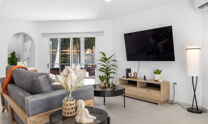 Bubali Apartment | Renovated 2BR 2.5BA Eagle Beach SuperFood
