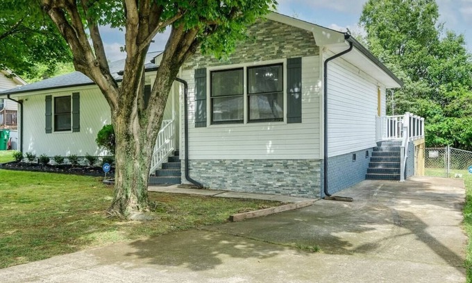 Charlotte House | Renovated 3BR - 1 Min to Music Factory - 2 Min to Uptown!