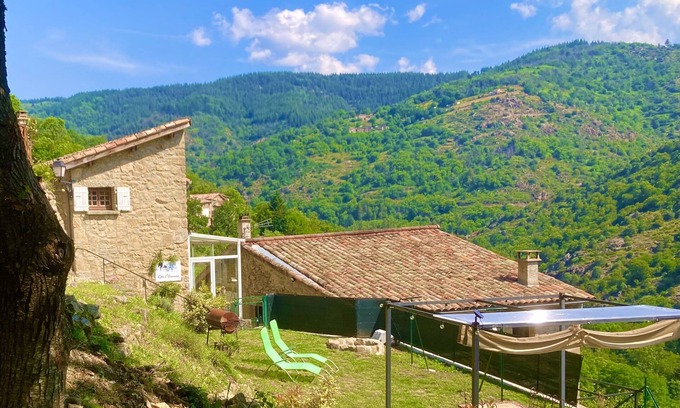 Asperjoc House | Renovated and decorated in a Shabby style, where softness and romanticism reign.