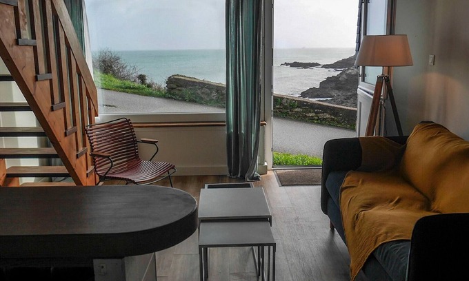 Le Palais Apartment | Renovated apartment with sea view and WIFI