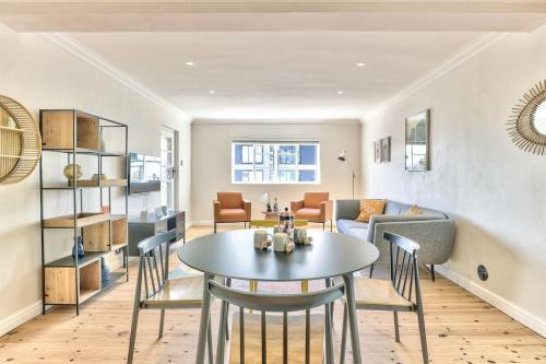 Cape Town City Centre House | Renovated, art deco couples retreat with views!