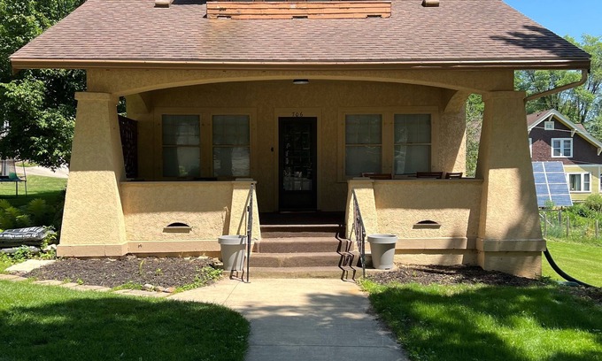Decorah House | Renovated charmer in the heart of Decorah’s Park District