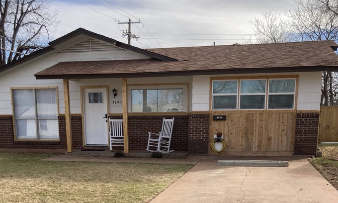 Abilene House | Renovated,Comfy&Spacious, LR, full kitchen, den, easy access to Univ.& interests