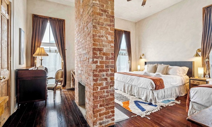 Faubourg Lafayette Villa | Renovated Eclectic Villa 5br| 6ba