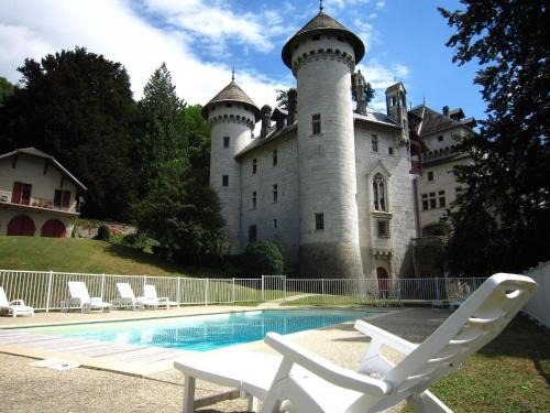 Serrieres-en-Chautagne House | Renovated castle apartment with swimming pool