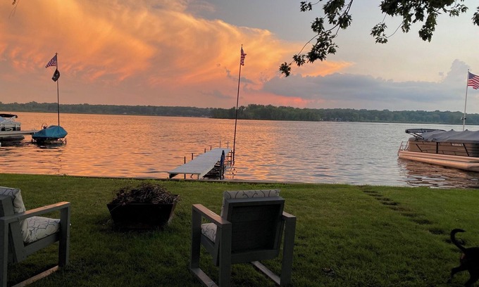 Pierceton Cottage | Renovated Lakefront On All Sports Big Barbee Lake-No Stairs-Steps From Water