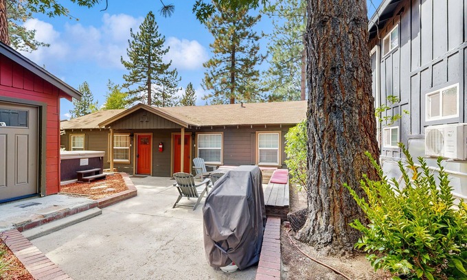 Lakeside Park Cabin | Renovated Modern Retreat with Hot Tub | Walk to Lakeside Beach & Gondola