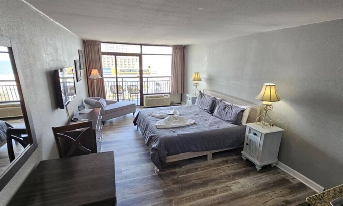 Myrtle Beach Apartment | Renovated Oceanfront King Suite-Landmark Unit 815
