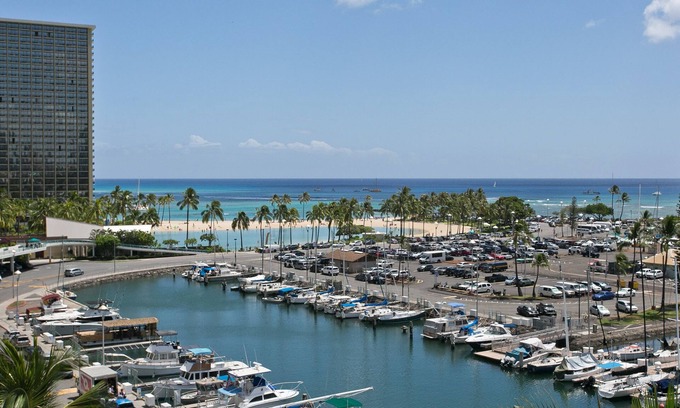 Ala Moana Condo | Renovated Oceanfront Condo
