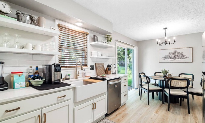 Cuyahoga Falls House | Renovated Ranch|Patio Vibes|Fully Stocked Kitchen|Sleeps 6