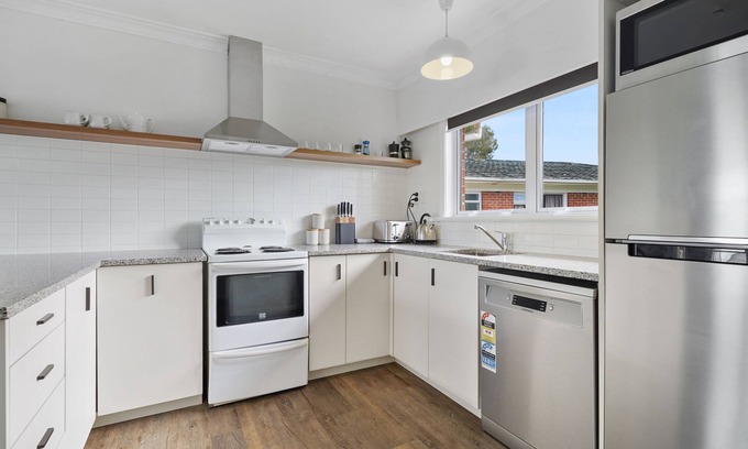 Takapuna House | Renovated Takapuna 2BR Apt - Parking