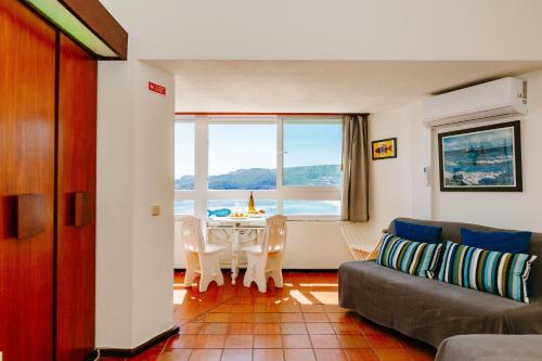 Santiago Apartment | Rent4rest - Sesimbra Ocean View Studio