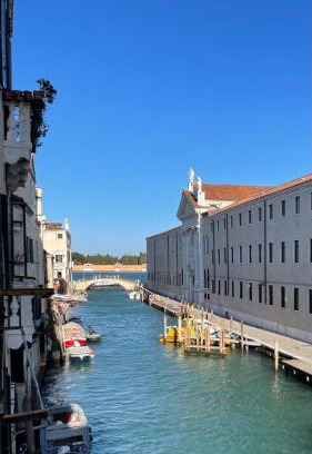 Cannaregio Apartment | Residenza Stardust Suite with Canal View