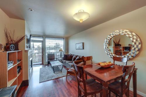 Chelan Apartment | Resort Getaway on Lake Chelan Pool and Beach Access
