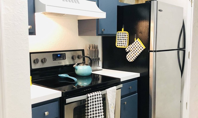 Bearss Plaza Condo | Resort-style 1bdr/1bath condo - Near Busch Gardens, Hospitals, Tampa & Beaches