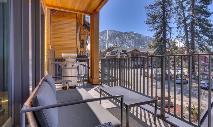Lakeside Park Condo | Resort! Walk to Skiing/Casinos/Beach, Pool & Spa, Gym, Grill: Zalanta Oasis