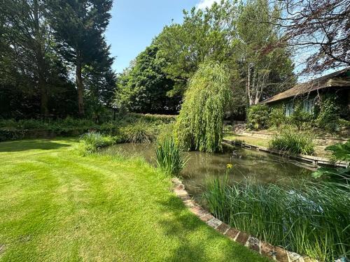 London Borough of Bromley Apartment | Restful Break 2 BR Woods Cottage 2 Acre Garden gated free Parking