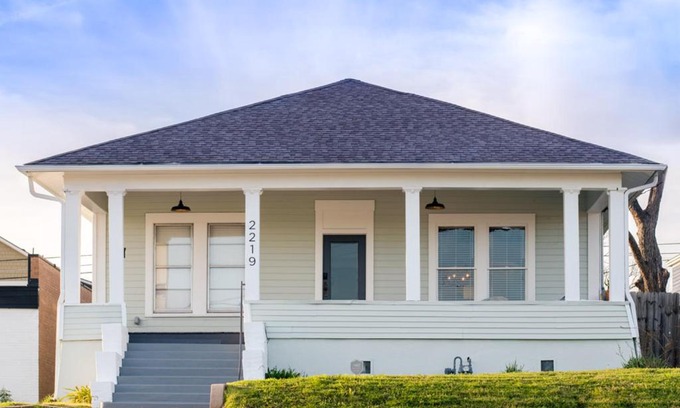 Austin Ave. House | Restored 1930s Uptown Bungalow 2 min. to Magnolia
