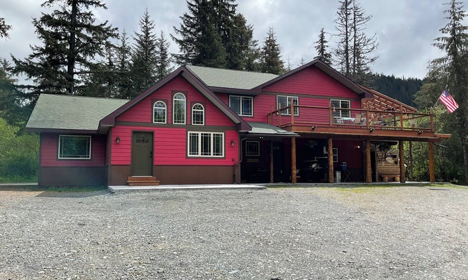 Bear Creek Cabin | Resurrection Peaks Lodge. Lower unit, sleeps 8. Private lot and close to town.